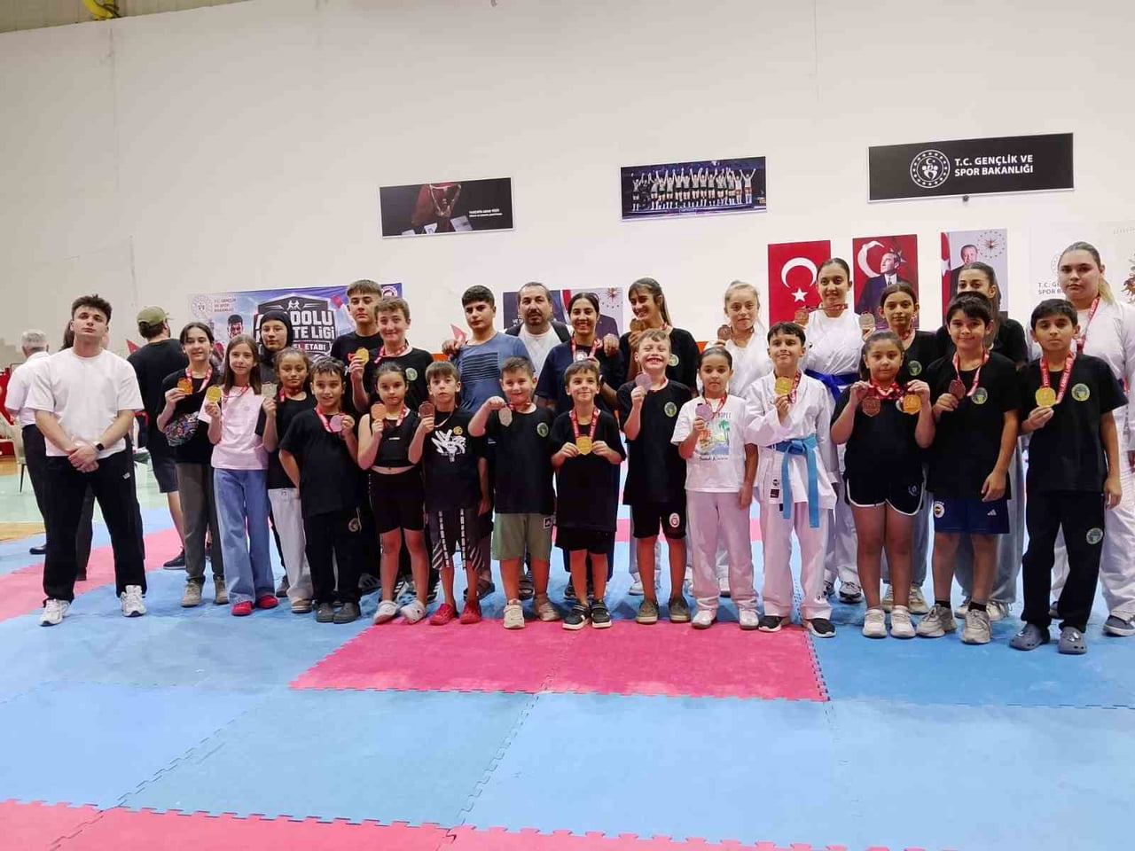 İZMİR'DE DÜZENLENEN ANADOLU KARATE LİGİ EGE ETABI'NDA MÜCADELE EDEN ALAŞEHİR BELEDİYESPOR KARATE...