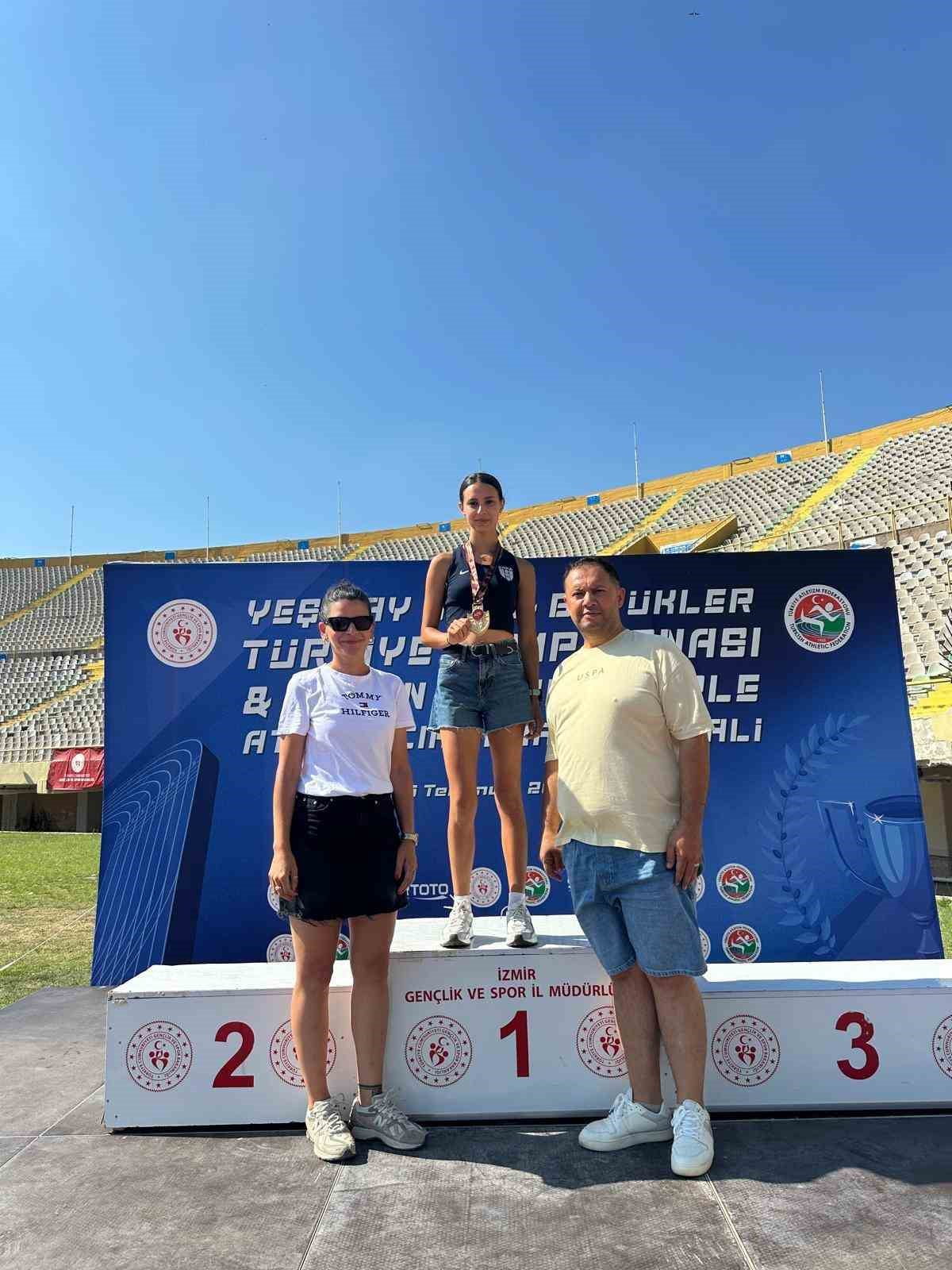 İZMİR'DE DÜZENLENEN ŞAMPİYONADA TER DÖKEN ŞERİFE BERRA GÜVEN, 10 BİN METRE YÜRÜYÜŞ BRANŞINDA...
