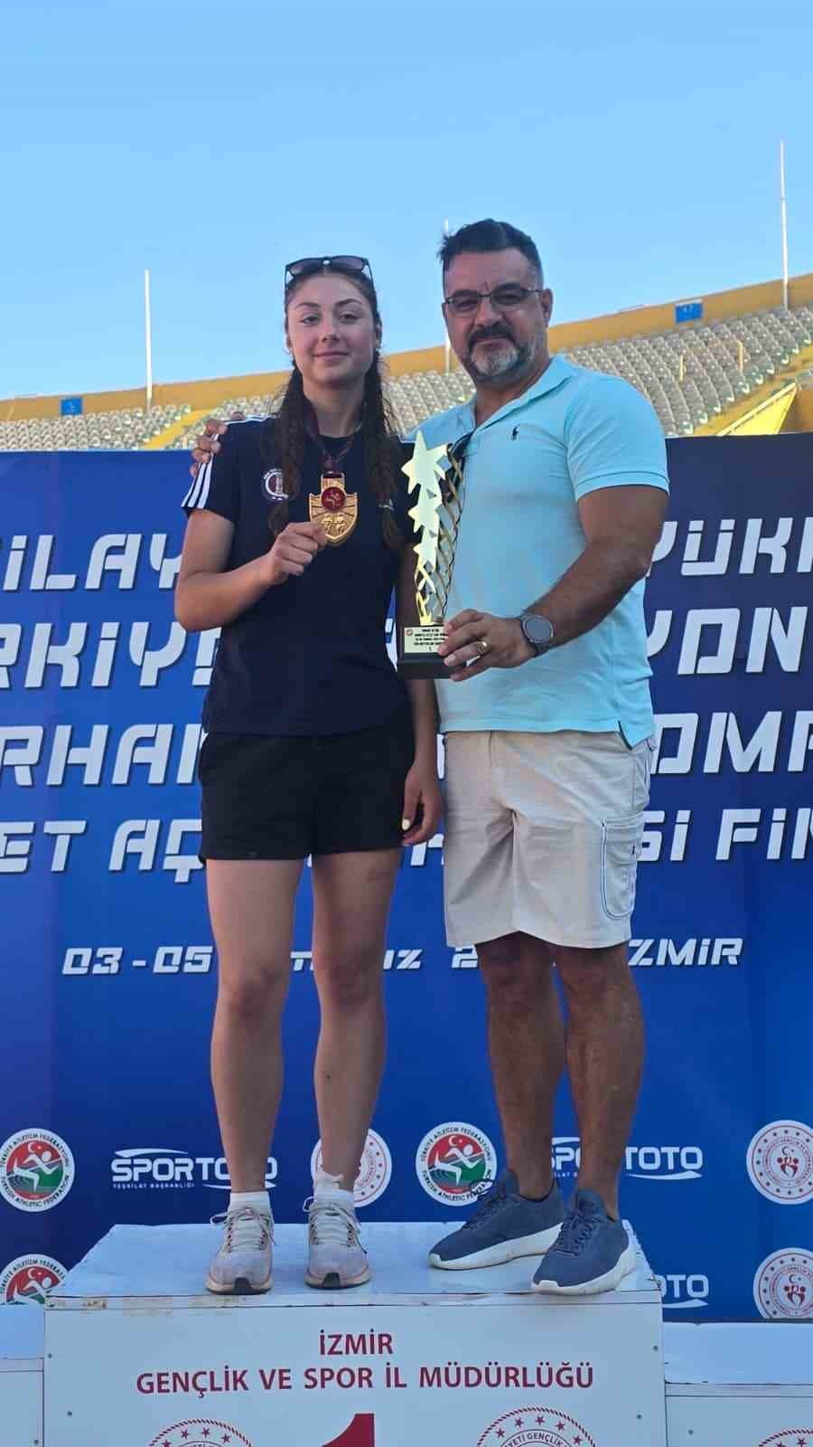 İZMİR'DE DÜZENLENEN YEŞİLAY BÜYÜKLER TÜRKİYE ATLETİZM ŞAMPİYONASI'NDA MÜCADELE EDEN AYDINLI...