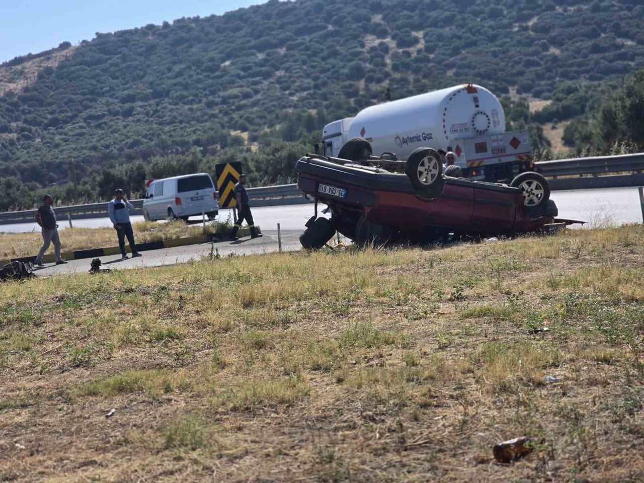 İZMİR'DE KAVŞAKTA KONTROLDEN ÇIKARAK DEVRİLEN OTOMOBİLİN SÜRÜCÜSÜ HAFİF ŞEKİLDE...