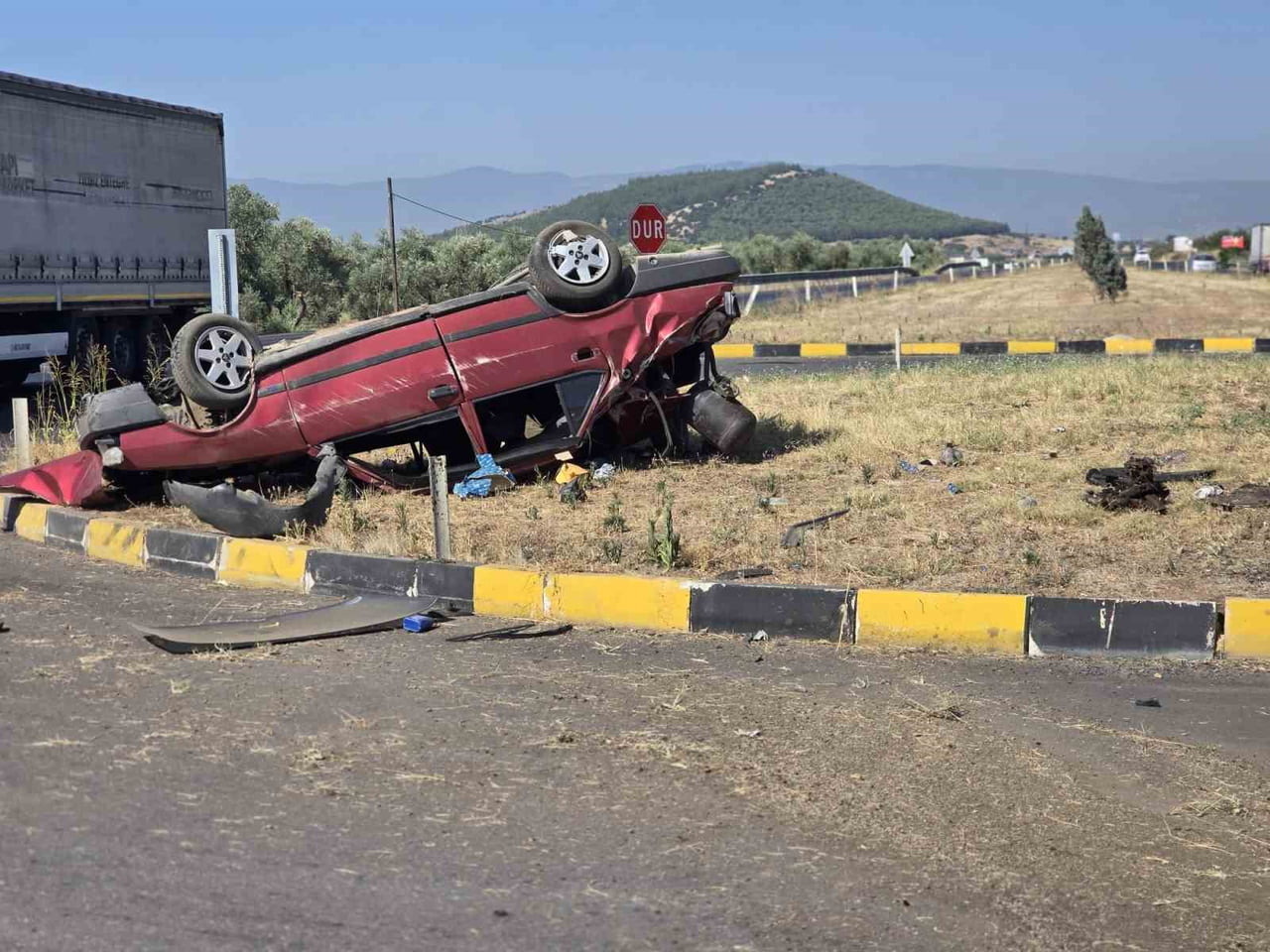 İZMİR'DE KAVŞAKTA KONTROLDEN ÇIKARAK DEVRİLEN OTOMOBİLİN SÜRÜCÜSÜ HAFİF ŞEKİLDE...