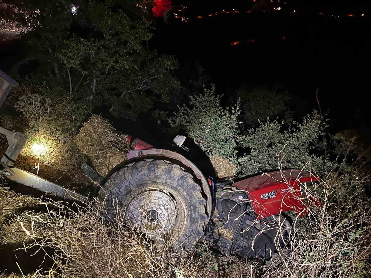 İZMİR'DE KAZA YAPAN TRAKTÖRÜN SÜRÜCÜSÜ HAYATINI KAYBETTİ