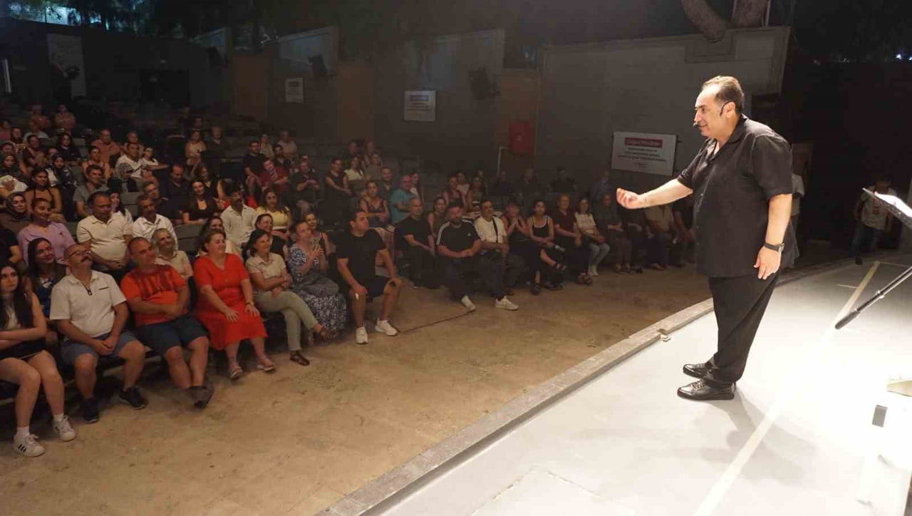 İZMİR'DE SAHNE ALAN USTA OYUNCU FARUK SOFUOĞLU, ‘80'LER 90'LAR GÜLÜMSETEN HATIRALAR’ GÖSTERİSİYLE...