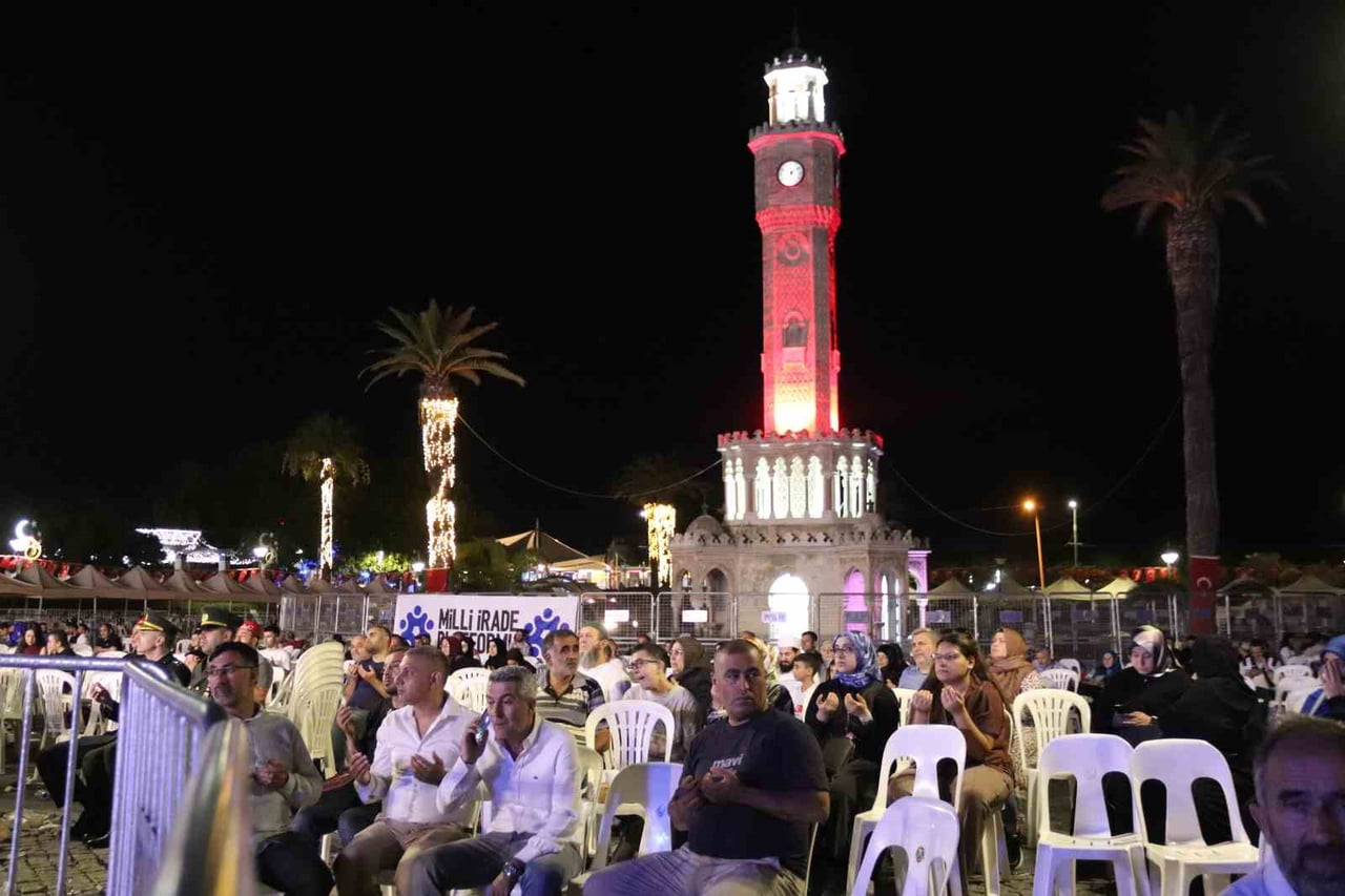 İZMİR'DE TÜM CAMİLERDEN AYNI ANDA SELA SESİ YÜKSELDİ