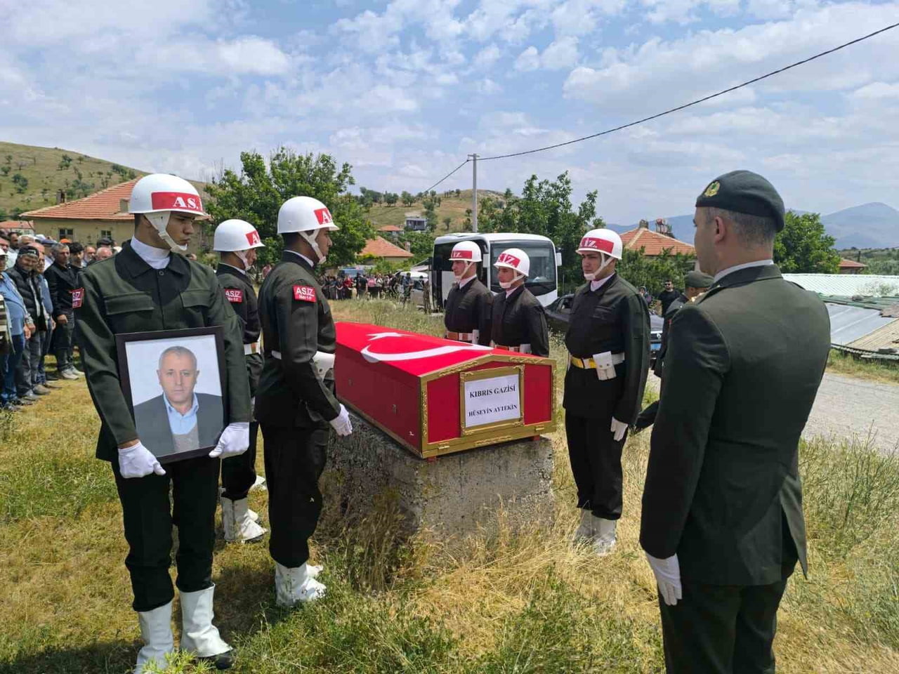 İZMİR'DE VEFAT EDEN KIBRIS GAZİSİ AFYONKARAHİSAR'DA GERÇEKLEŞTİRİLEN ASKERİ TÖRENİN ARDINDAN SON...