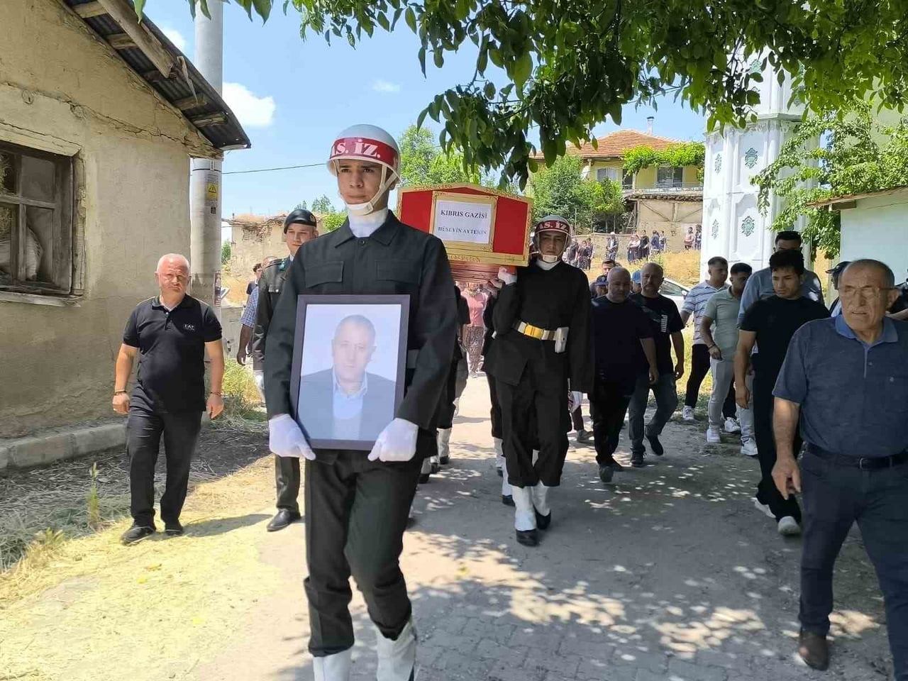 İZMİR'DE VEFAT EDEN KIBRIS GAZİSİ AFYONKARAHİSAR'DA GERÇEKLEŞTİRİLEN ASKERİ TÖRENİN ARDINDAN SON...