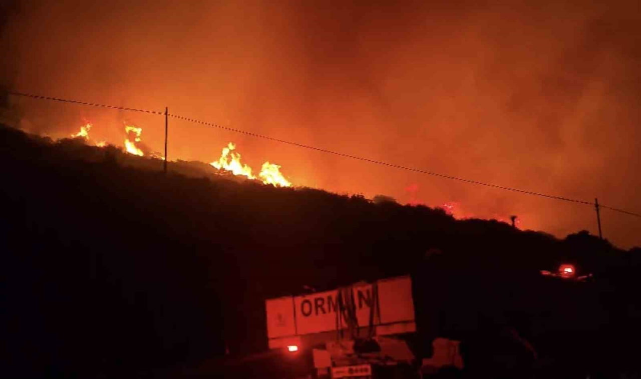 İZMİR'İN DİKİLİ İLÇESİNDE MAKİLİK ALANDA ÇIKAN YANGINI KONTROL ALTINA ALMA ÇALIŞMALARI...