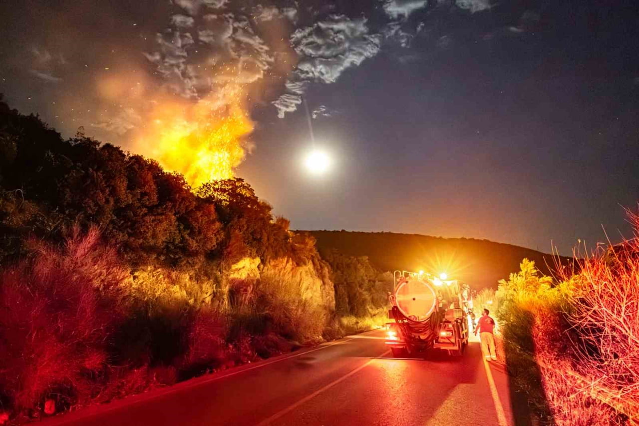İZMİR'İN DİKİLİ İLÇESİNE BAĞLI BADEMLER MAHALLESİ'NDEKİ YAHŞİ TEPESİ'NDE MAKİLİK ALANDA DÜN AKŞAM...
