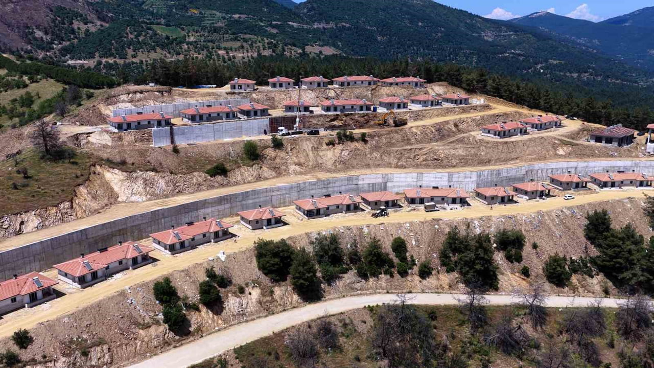 İZMİR'İN ÖDEMİŞ İLÇESİNDE 2 TEMMUZ'DA ÇIKAN ORMAN YANGININ ÜZERİNDEN 1 YIL GEÇERKEN, BÖLGEDE...