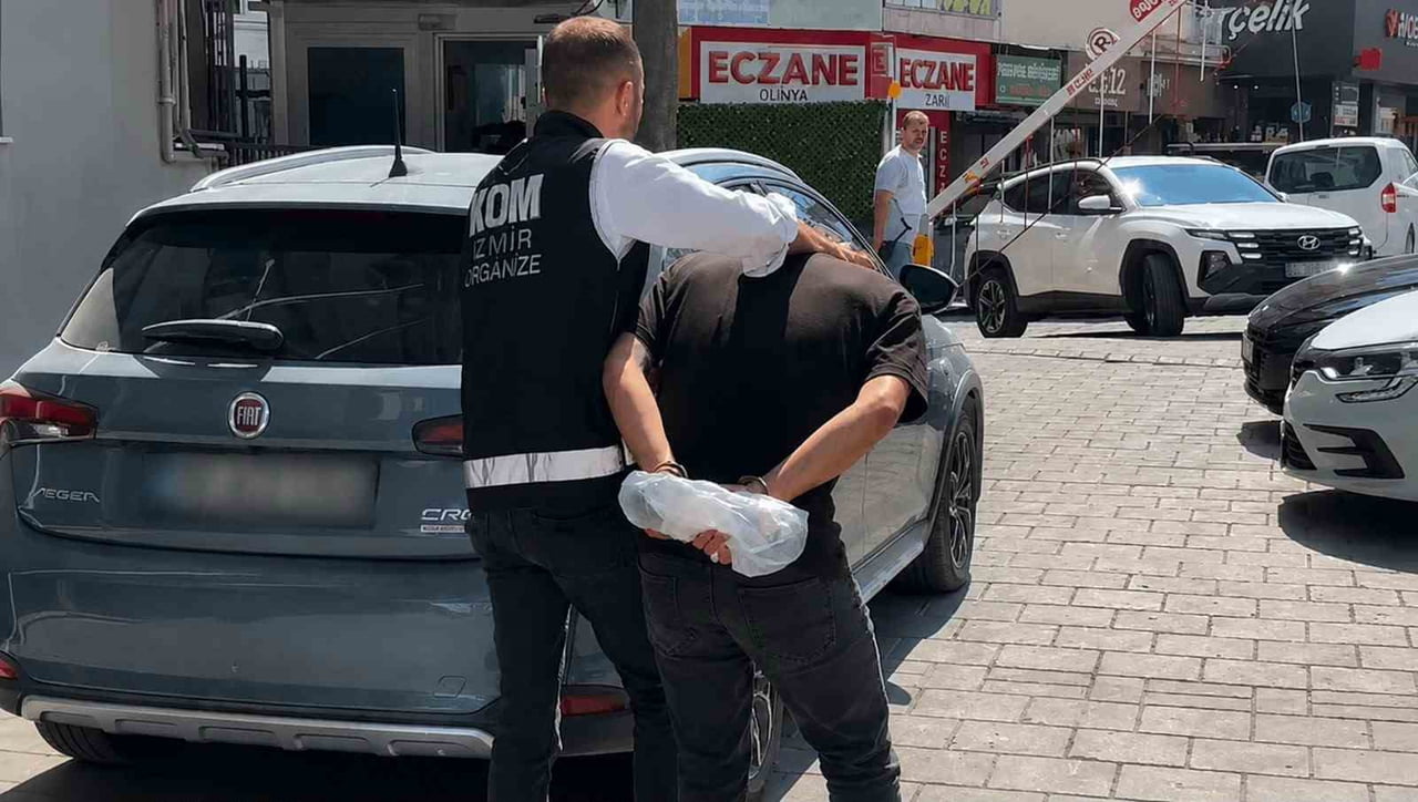 İZMİR'İN TORBALI İLÇESİNDE BİR OTO GALERİNİN KURŞUNLANMASI OLAYINA İLİŞKİN GÖZALTINA ALINAN 2...
