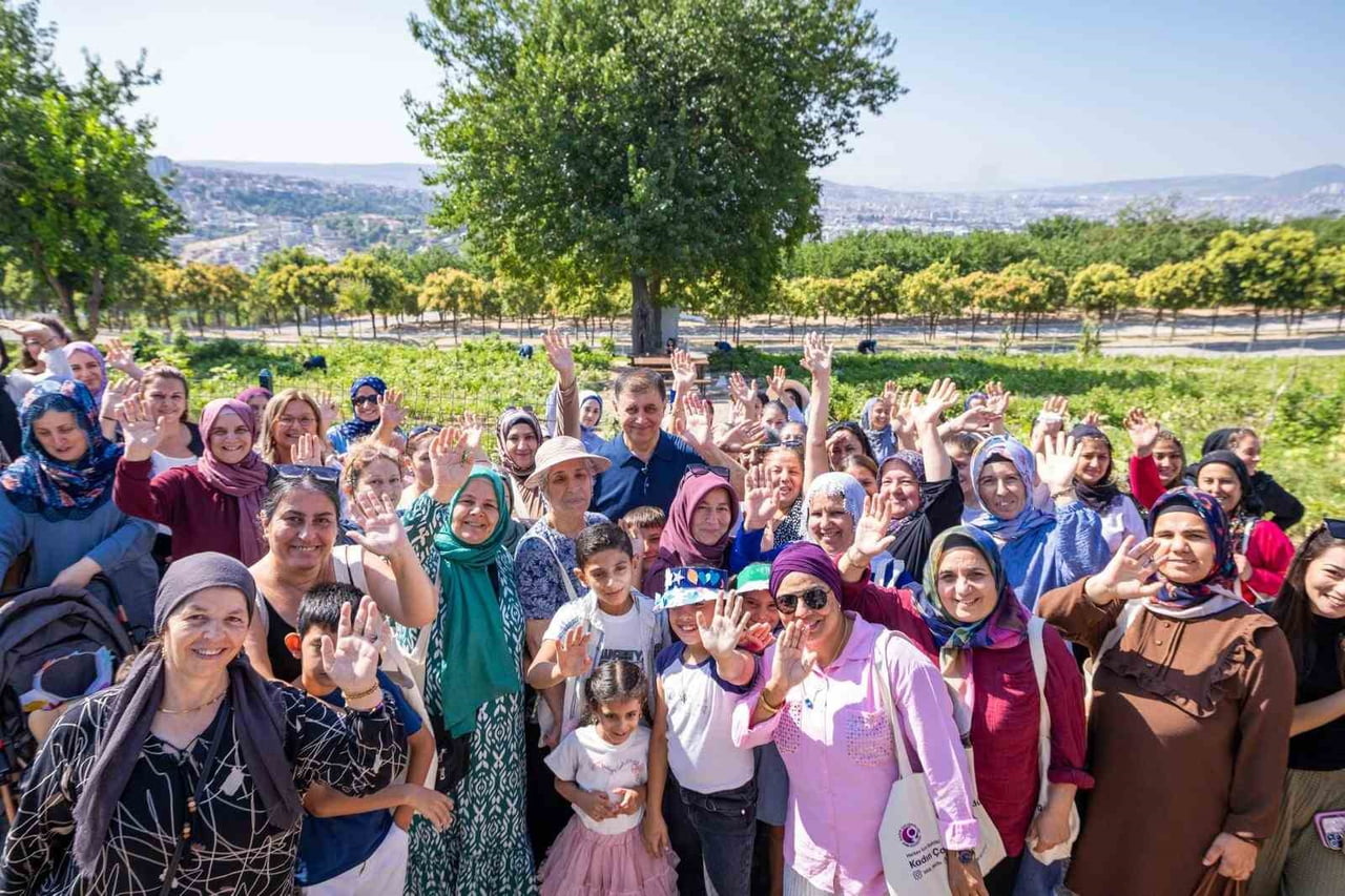 İZMİR BÜYÜKŞEHİR BELEDİYE BAŞKANI DR. CEMİL TUGAY, MAHALLE BOSTANLARINDA ÜRETİM YAPAN KADINLARLA...
