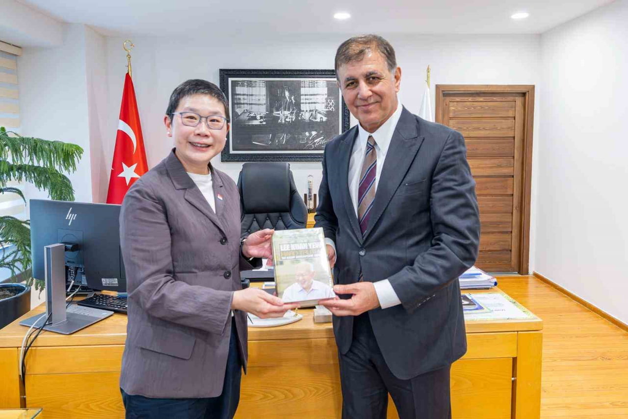 İZMİR BÜYÜKŞEHİR BELEDİYE BAŞKANI DR. CEMİL TUGAY, SİNGAPUR’UN ANKARA BÜYÜKELÇİSİ Lİ PENG KOK VE...