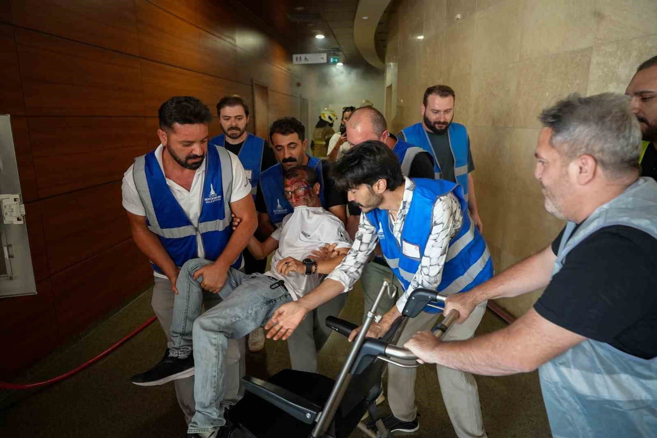 İZMİR BÜYÜKŞEHİR BELEDİYESİ, AHMED ADNAN SAYGUN SANAT MERKEZİ’NDE DEPREM VE YANGIN SENARYOLARINI...
