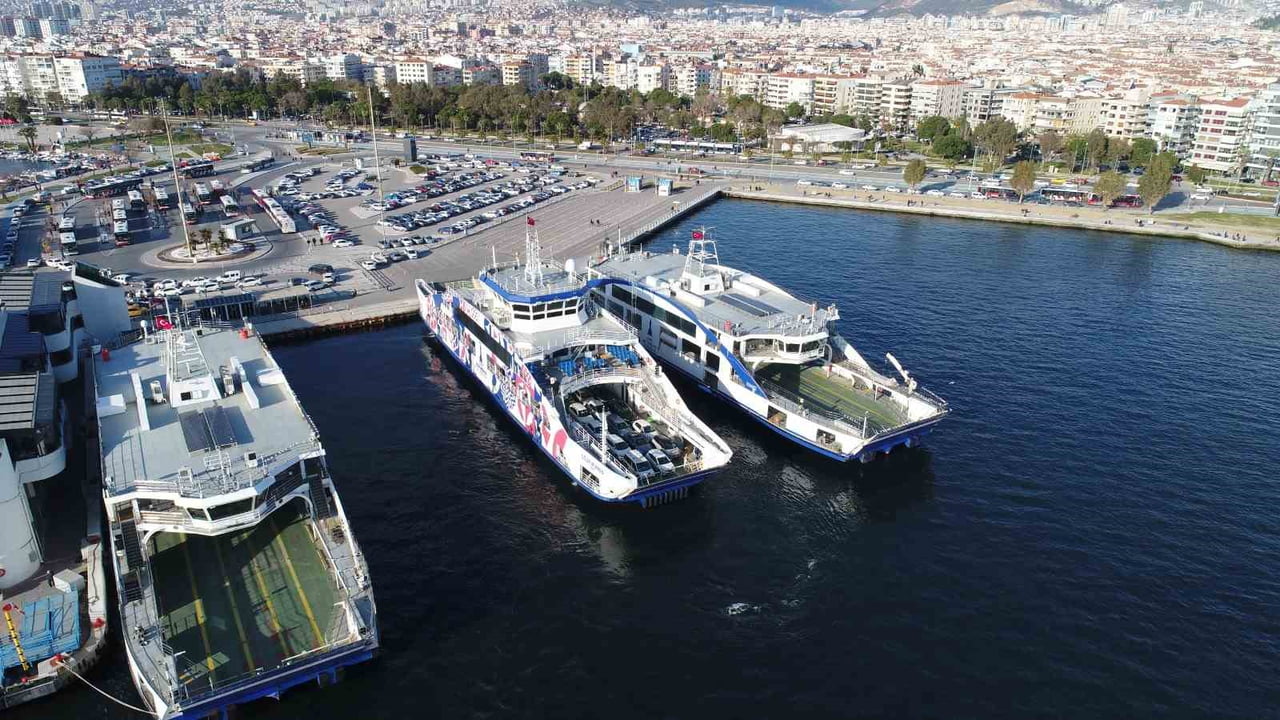 İZMİR BÜYÜKŞEHİR BELEDİYESİ İŞTİRAKİ İZDENİZ'İN BOSTANLI-ÜÇKUYULAR ARABALI VAPUR HATTI'NDA YOĞUN...