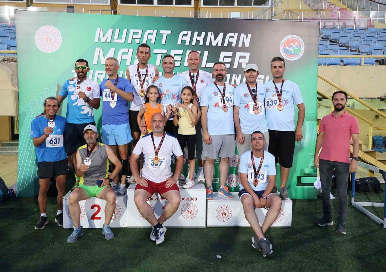 İZMİR’DE DÜZENLENEN TÜRKİYE MASTERLER PİST ŞAMPİYONASI’NDA DENİZLİ GENÇLİK VE SPOR İL MÜDÜRLÜĞÜ...