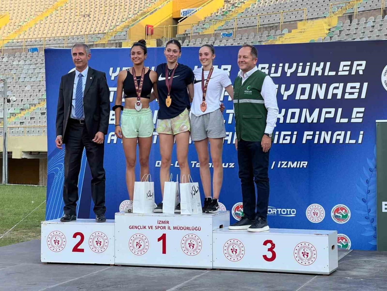 İZMİR’DE DÜZENLENEN YEŞİLAY U23 BÜYÜKLER TÜRKİYE ŞAMPİYONASI’NA KATILAN ESKİŞEHİRLİ SPORCULAR EDA...