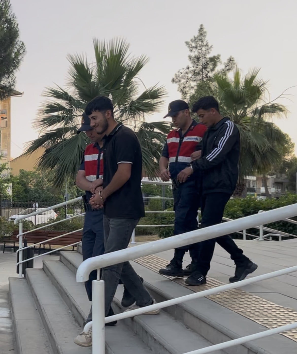 İZMİR’İN BAYINDIR İLÇESİNDE YASA DIŞI BAHİS, IBAN KİRALAMA VE KARA PARA AKLAMA SUÇLARINA YÖNELİK...