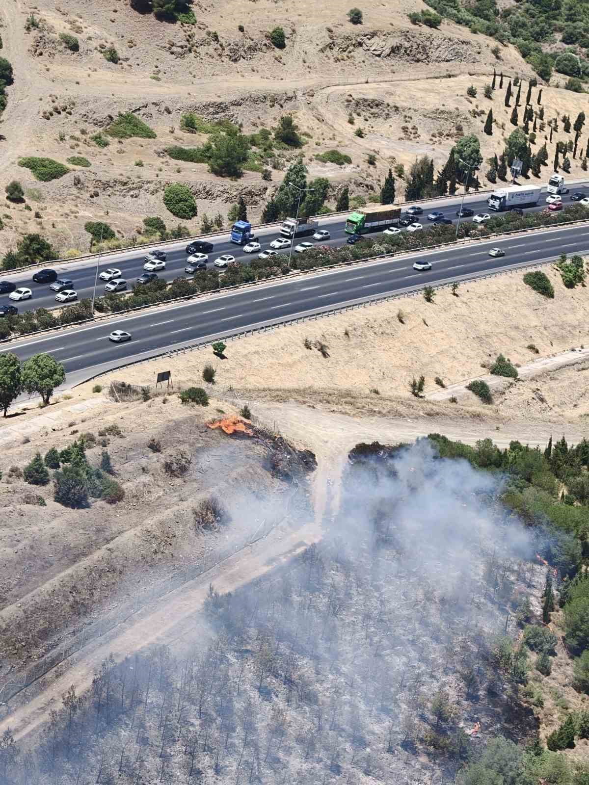 İZMİR’İN BUCA İLÇESİ ÇEVREYOLU GÖKDERE MEVKİİNDE, OTOBAN KENARINDAKİ AĞAÇLIK ALANDA ÇIKAN YANGINA...