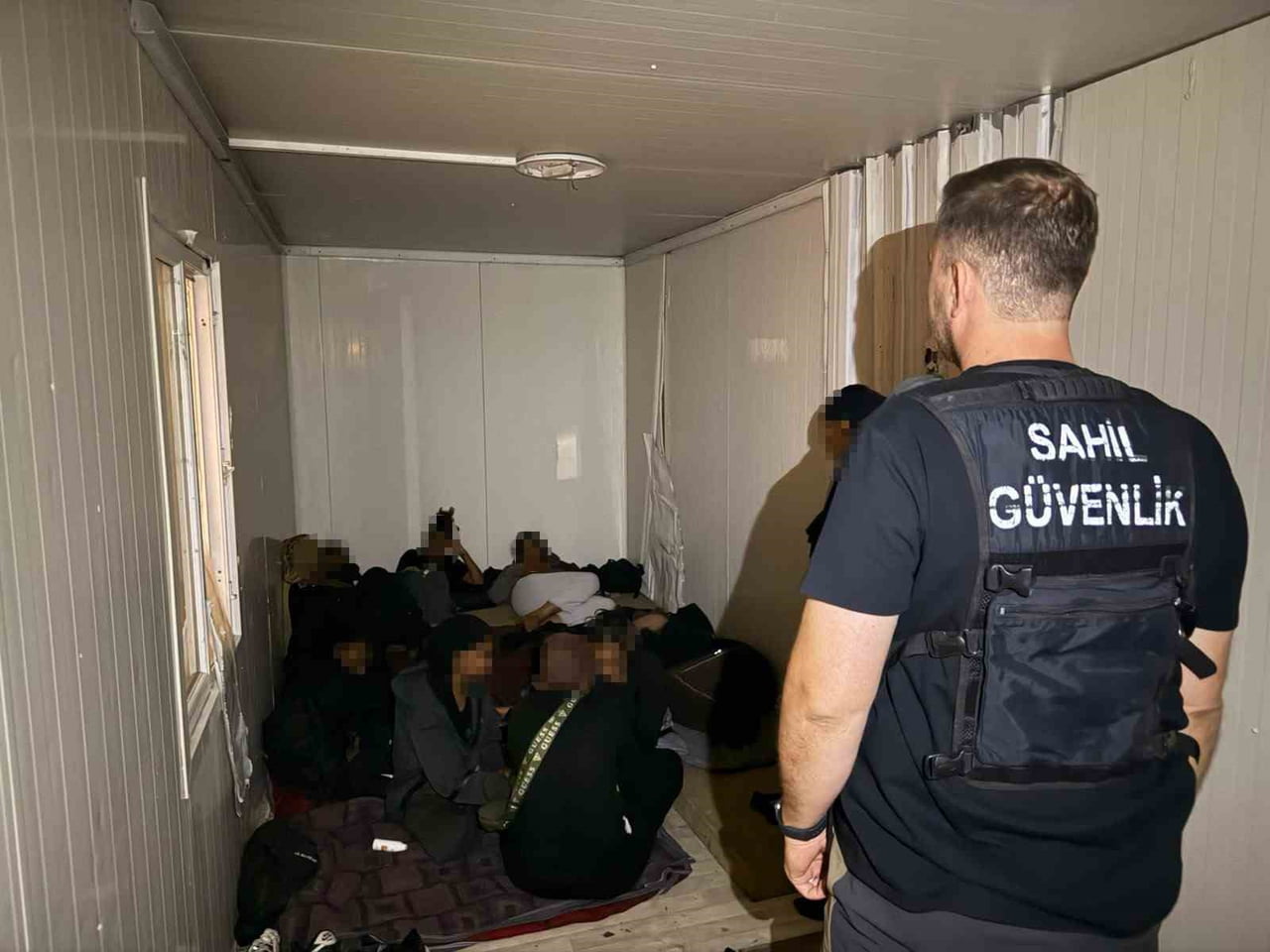 İZMİR’İN ÇEŞME İLÇESİNDE GERÇEKLEŞTİRİLEN İKİ AYRI OPERASYONDA TOPLAM 54 DÜZENSİZ GÖÇMEN...