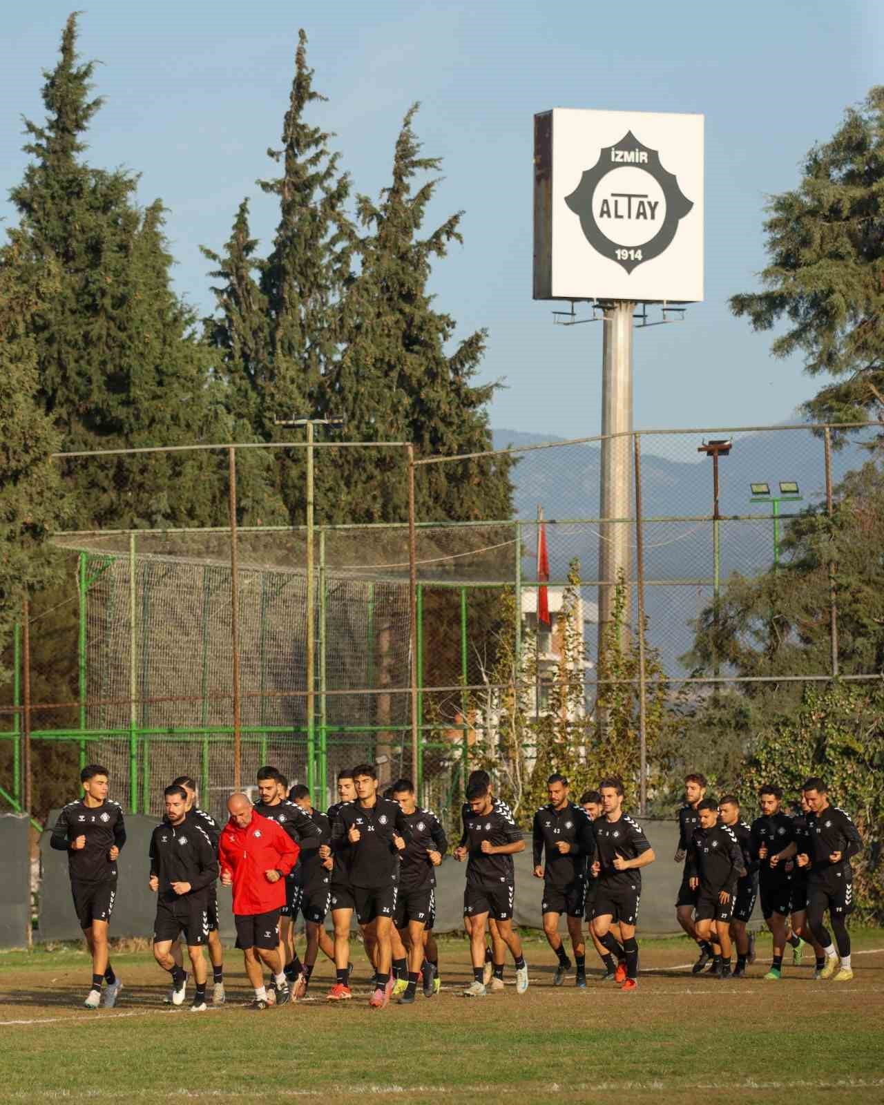 İZMİR’İN KÖKLÜ KULÜPLERİNDEN ALTAY, YENİ SEZON HAZIRLIKLARI KAPSAMINDA PLANLANAN ANTRENMAN...
