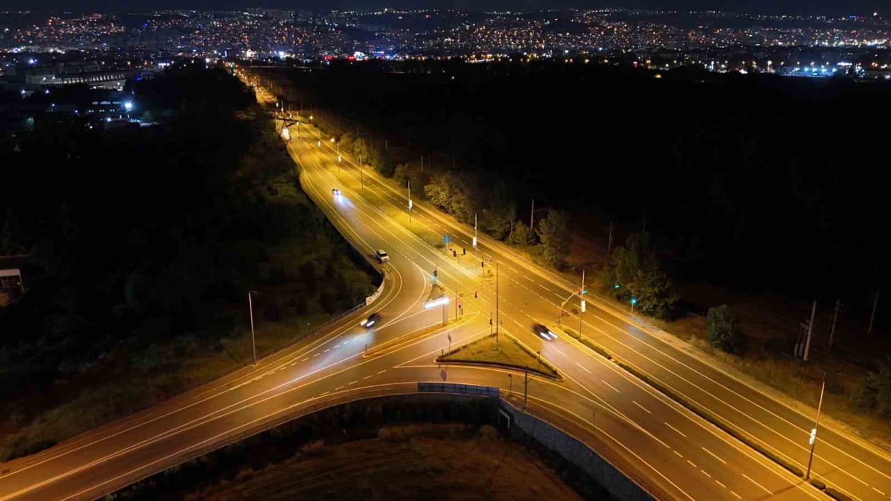 İZMİT'TE ORAMİRAL SALİM DERVİŞOĞLU VE DEMİRYOLU CADDELERİNDEKİ 9 BİN METRELİK GÜZERGAHTA YOL...