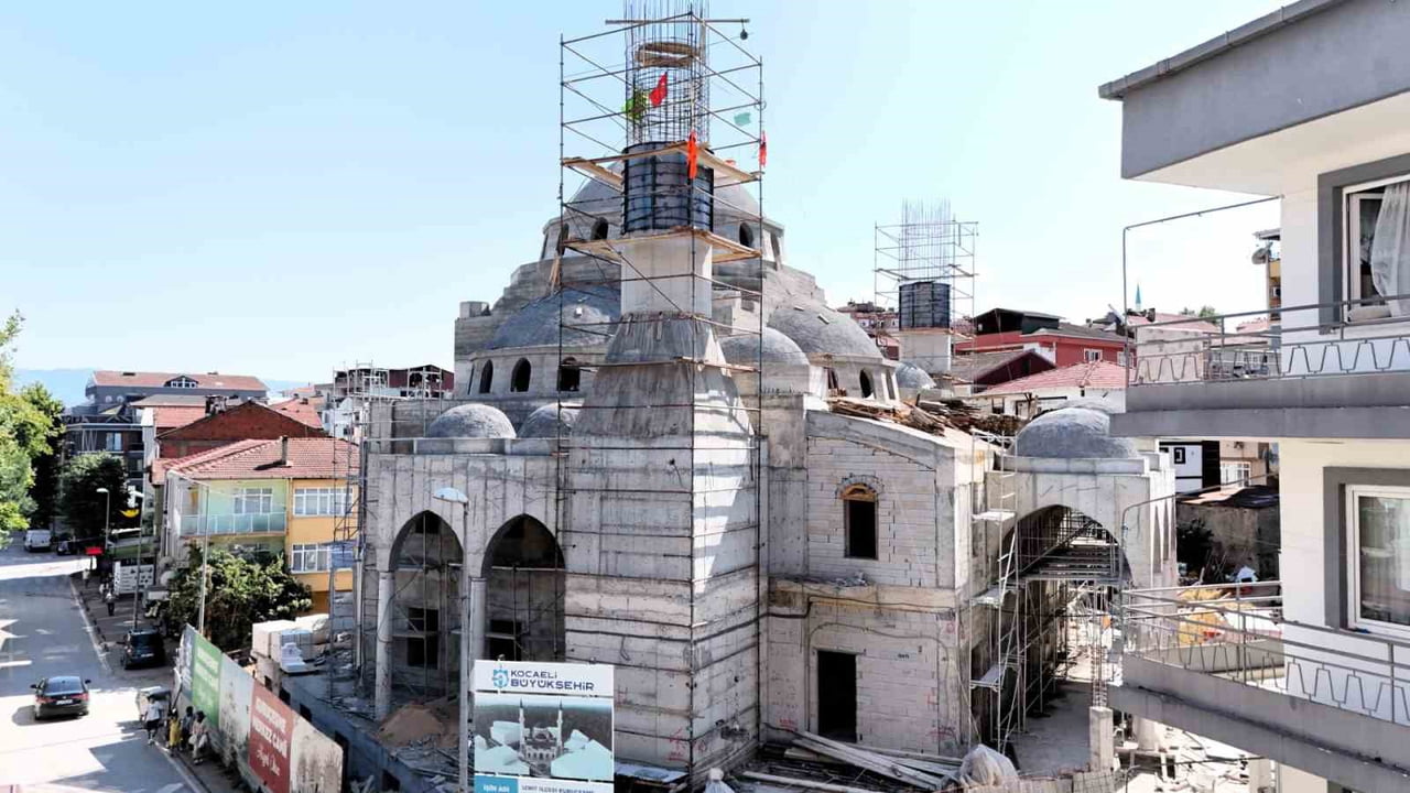 İZMİT'TE "RİSKLİ YAPI" OLDUĞU GEREKÇESİYLE GEÇEN YIL YIKILARAK KOCAELİ BÜYÜKŞEHİR BELEDİYESİ...