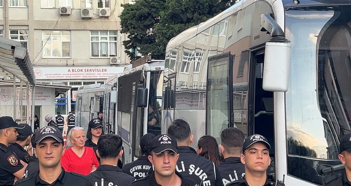 İZMİT BELEDİYESİ’NE YÖNELİK SORUŞTURMA KAPSAMINDA GÖZALTINA ALINAN ŞÜPHELİLER, İSTANBUL’DA SAĞLIK...