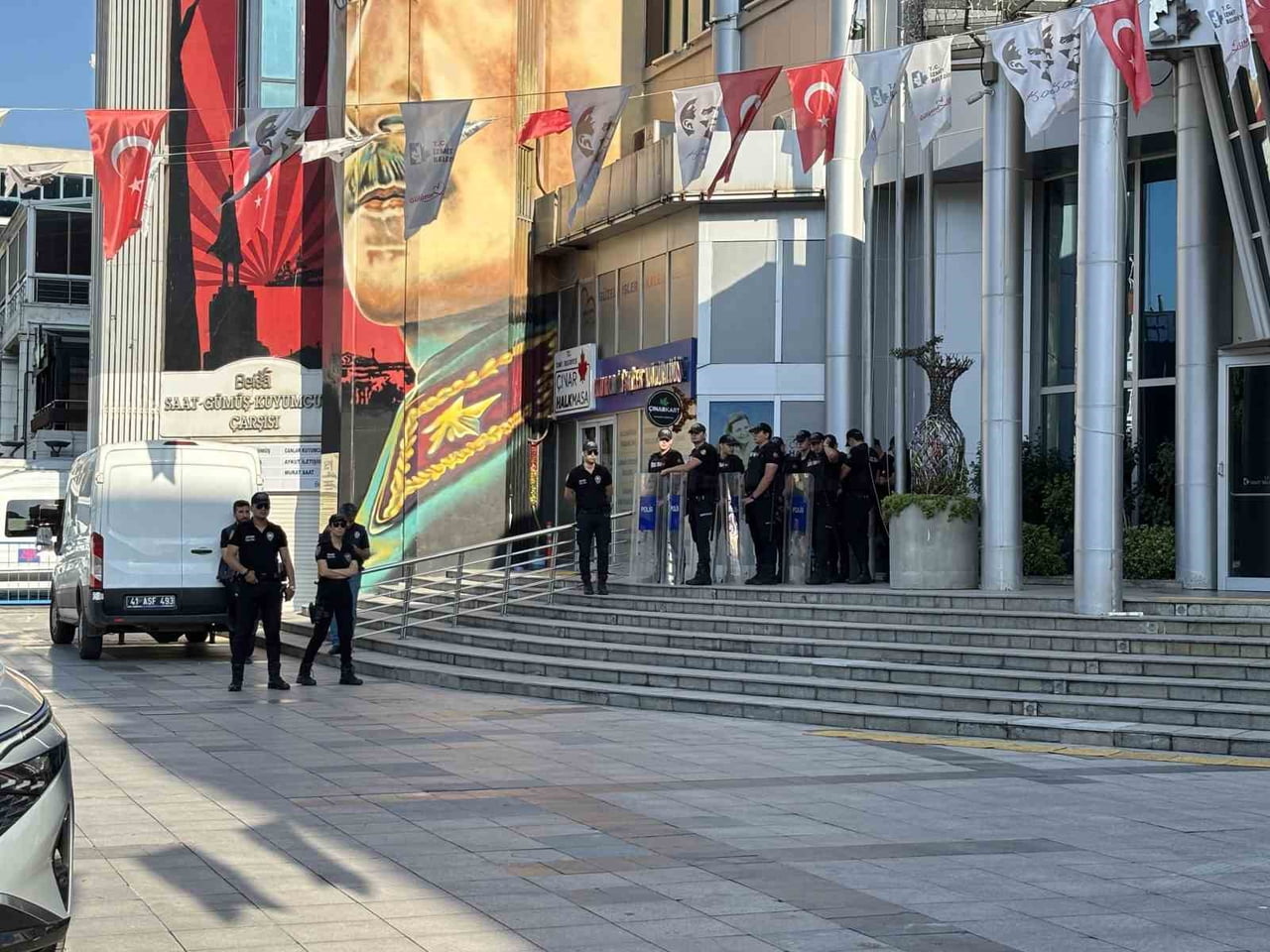 İZMİT BELEDİYESİNE YÖNELİK YÜRÜTÜLEN YOLSUZLUK SORUŞTURMASI KAPSAMINDA, ARALARINDA BELEDİYE...