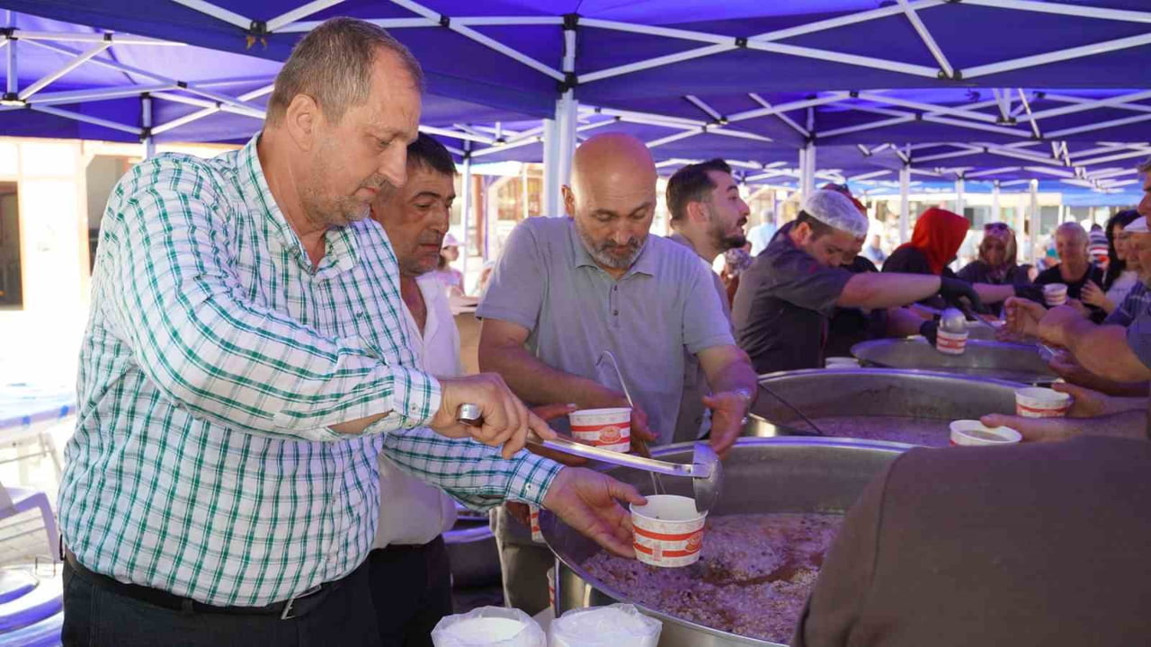 İZNİK BELEDİYESİ TARAFINDAN MUHARREM AYI VE AŞURE GÜNÜ DOLAYISIYLA İZNİK MİLLİ İRADE MEYDANI’NDA...