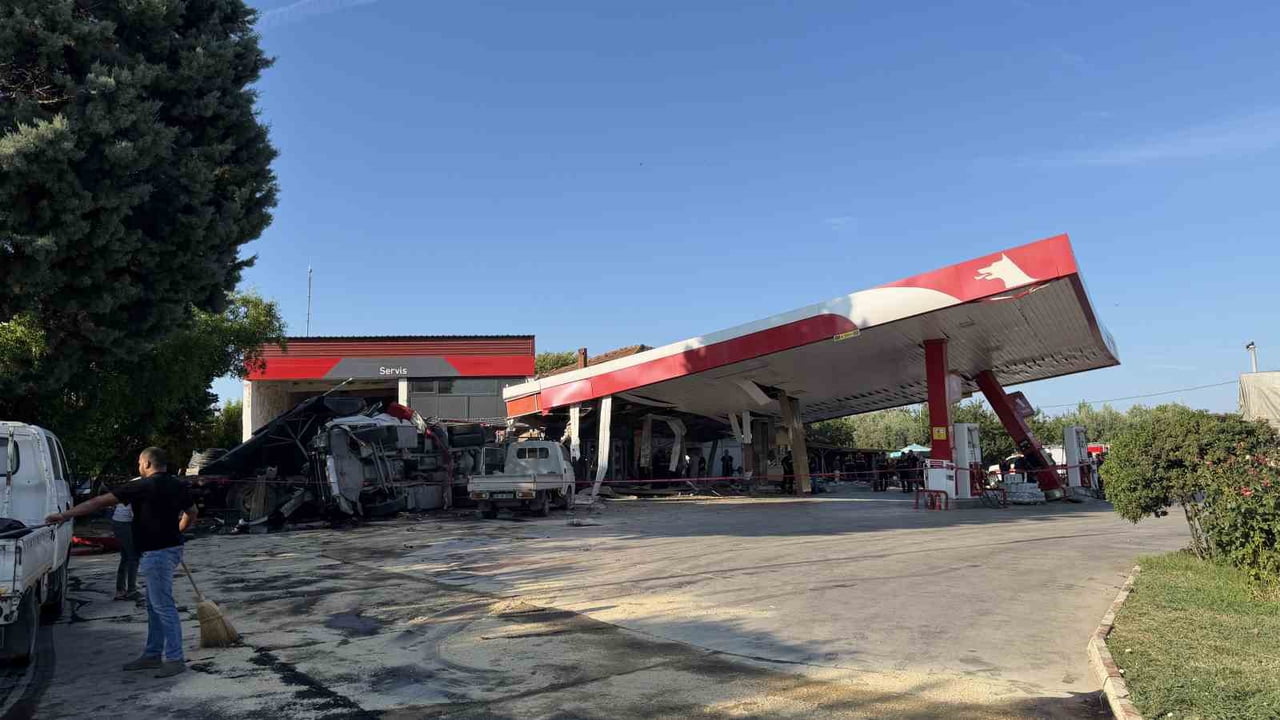 İZNİK İLÇESİNDE SÜRÜCÜSÜNÜN KONTROLÜNDEN ÇIKAN KÖMÜR YÜKLÜ TIR AKARYAKIT İSTASYONUNA...