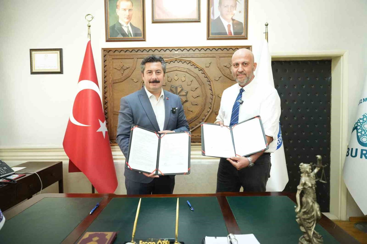 İZNİK MÜZELER MÜDÜRÜ TOLGA KOPARAN İLE YENİŞEHİR BELEDİYE BAŞKANI ERCAN ÖZEL(SOLDA) ARASINDA...