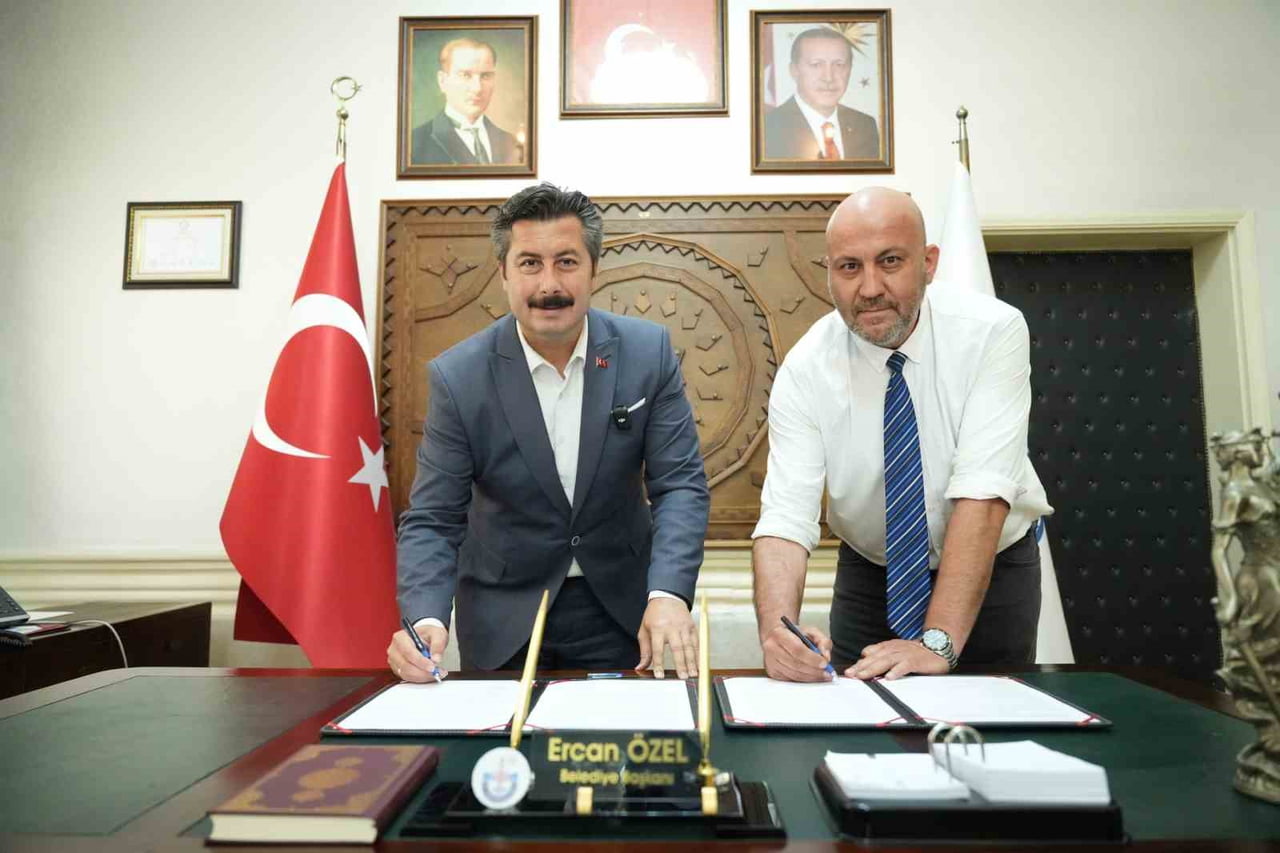 İZNİK MÜZELER MÜDÜRÜ TOLGA KOPARAN İLE YENİŞEHİR BELEDİYE BAŞKANI ERCAN ÖZEL(SOLDA) ARASINDA...