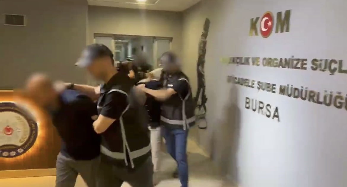 İZNİK’TE TEFECİLERE ŞAFAK OPERASYONU: 7 GÖZALTI, YÜZ BİNLERCE LİRA PARA VE TAPULAR ELE...