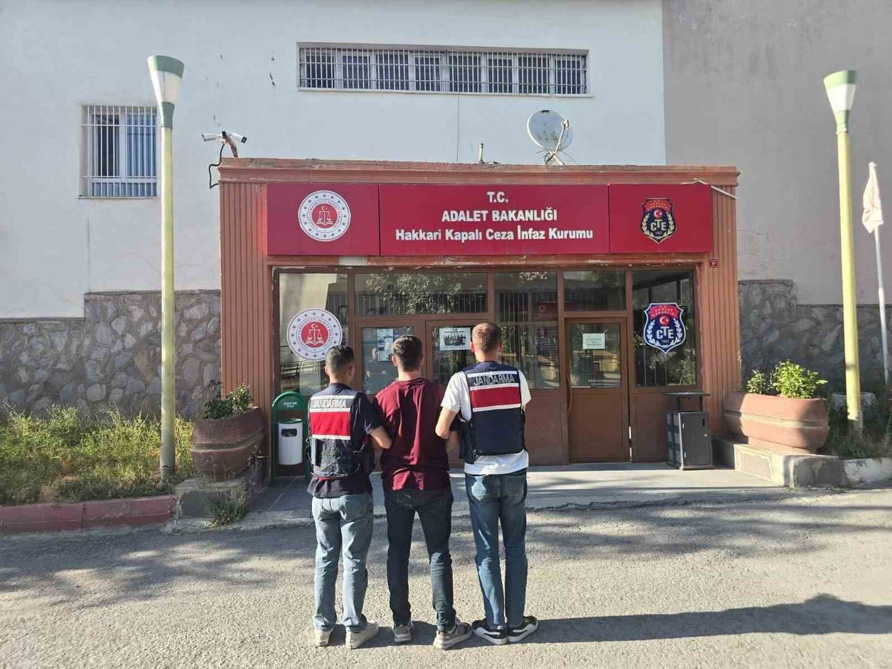 JANDARMA EKİPLERİ, HAKLARINDA KESİNLEŞMİŞ HAPİS CEZASI BULUNAN 4 HÜKÜMLÜYÜ DÜZENLENEN...