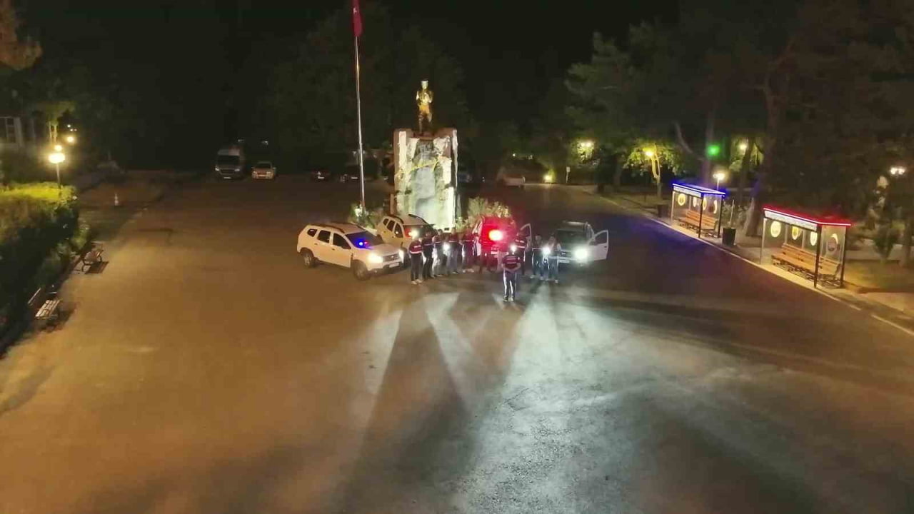 JANDARMA EKİPLERİNCE FETÖ TERÖR ÖRGÜTÜNE YÖNELİK 22 İLDE EŞ ZAMANLI DÜZENLENEN OPERASYONLAR...
