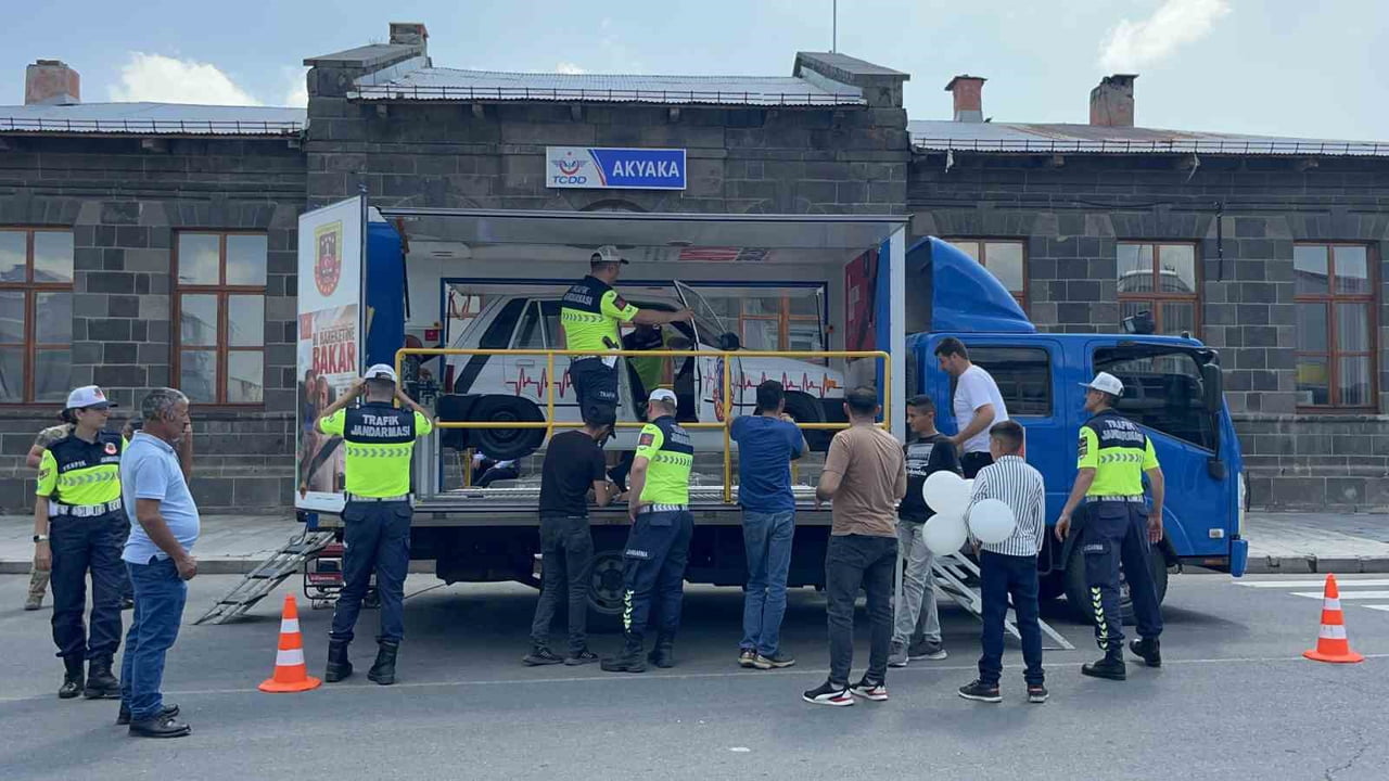 JANDARMA GENEL KOMUTANLIĞI’NIN 'JANDARMA MOBİL EĞİTİM TIRI' VE 'EMNİYET KEMERİ SİMÜLASYON ARACI'...