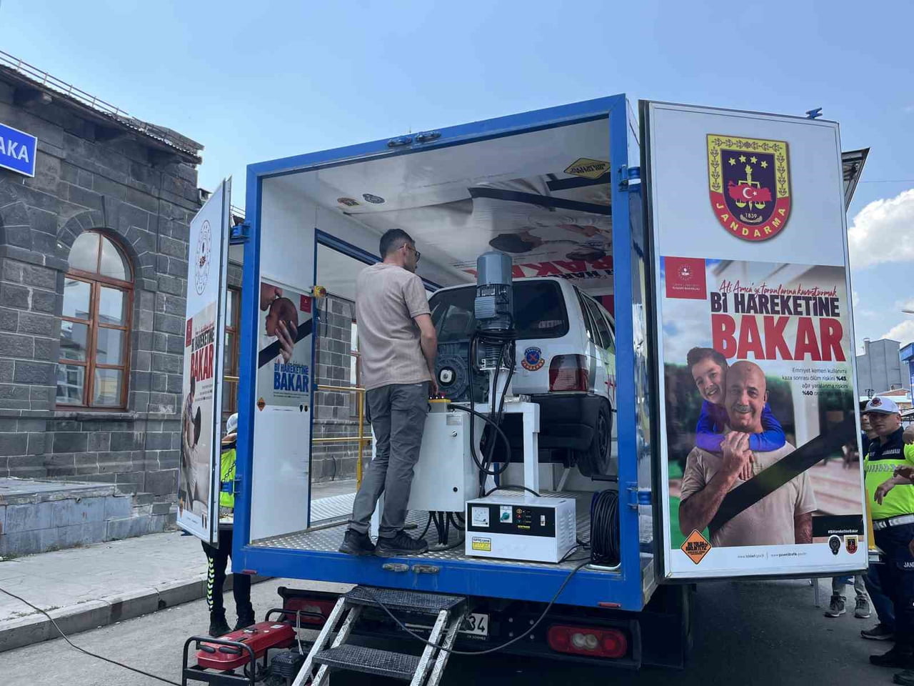JANDARMA GENEL KOMUTANLIĞI’NIN 'JANDARMA MOBİL EĞİTİM TIRI' VE 'EMNİYET KEMERİ SİMÜLASYON ARACI'...