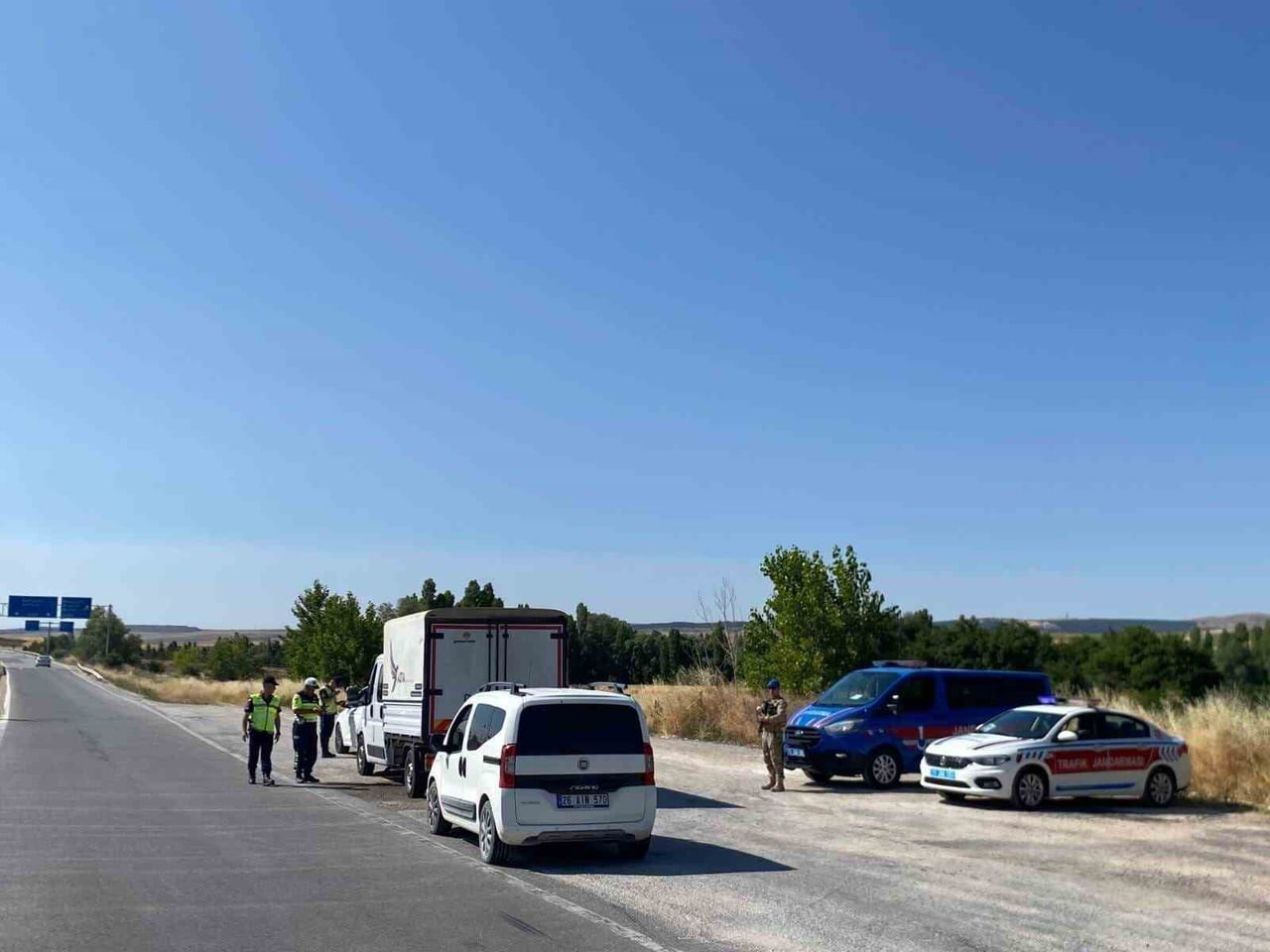 JANDARMADAN GENİŞ ÇAPLI DENETİM: 4 BİN 920 ŞAHIS, 4 BİN 682 ARAÇ KONTROL EDİLDİ