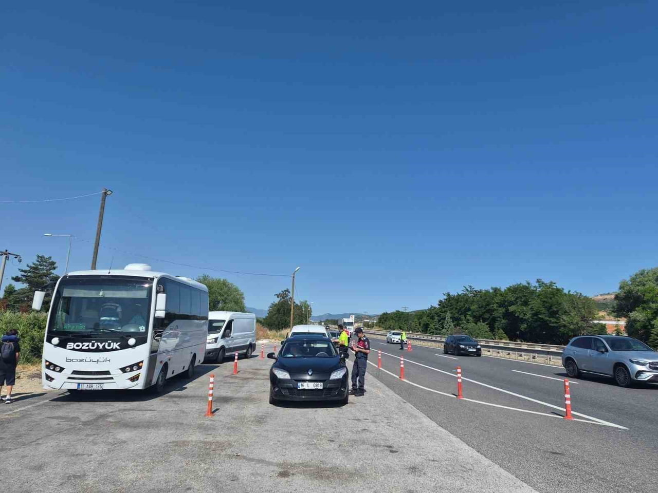 JANDARMADAN GENİŞ ÇAPLI DENETİM: 4 BİN 920 ŞAHIS, 4 BİN 682 ARAÇ KONTROL EDİLDİ