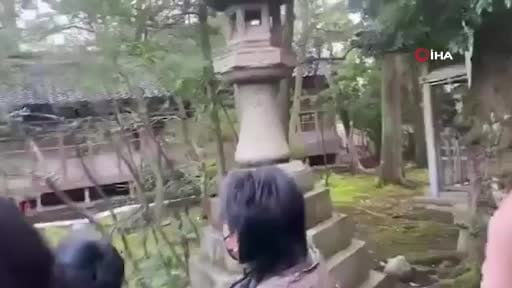 Japonya'nın Kumamoto eyaletinde meydana gelen 7,1 büyüklüğündeki depremde en az 1 kişi hayatını...