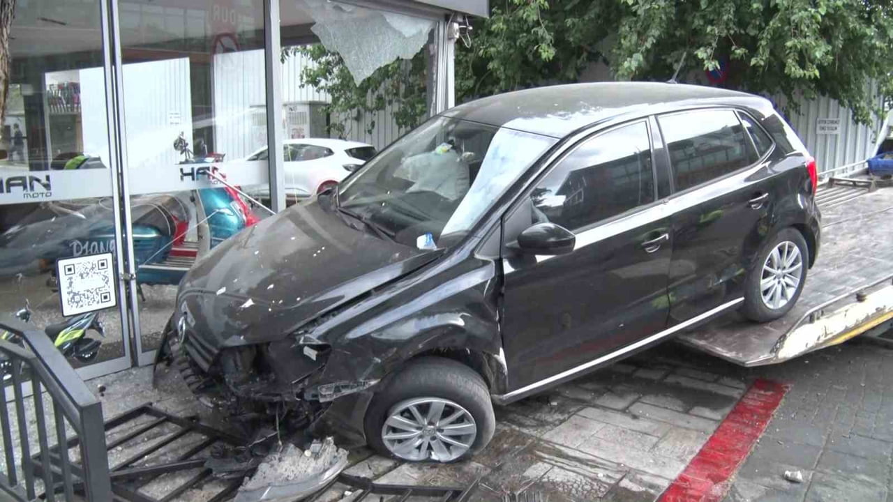 KADIKÖY'DE KADIN SÜRÜCÜNÜN KULLANDIĞI OTOMOBİL, SÜRÜCÜNÜN DİREKSİYON HAKİMİYETİNİ KAYBETMESİ...