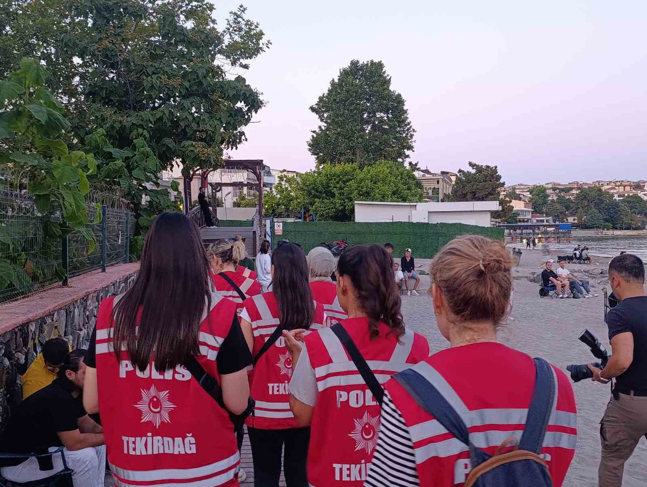 KADIN POLİSLER, SAHİLDEKİ ESNAF VE VATANDAŞLARA BROŞÜR DAĞITARAK ÇEVRE TEMİZLİĞİ, KAMU DÜZENİ VE...