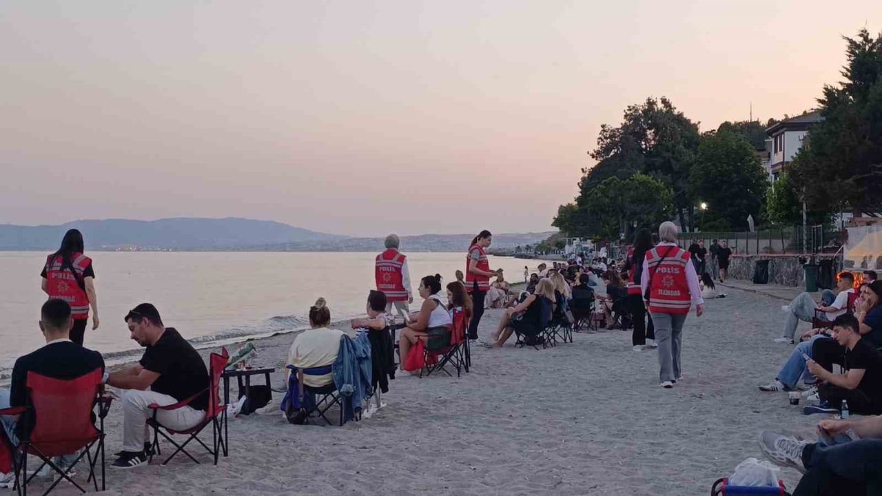 KADIN POLİSLER, SAHİLDEKİ ESNAF VE VATANDAŞLARA BROŞÜR DAĞITARAK ÇEVRE TEMİZLİĞİ, KAMU DÜZENİ VE...