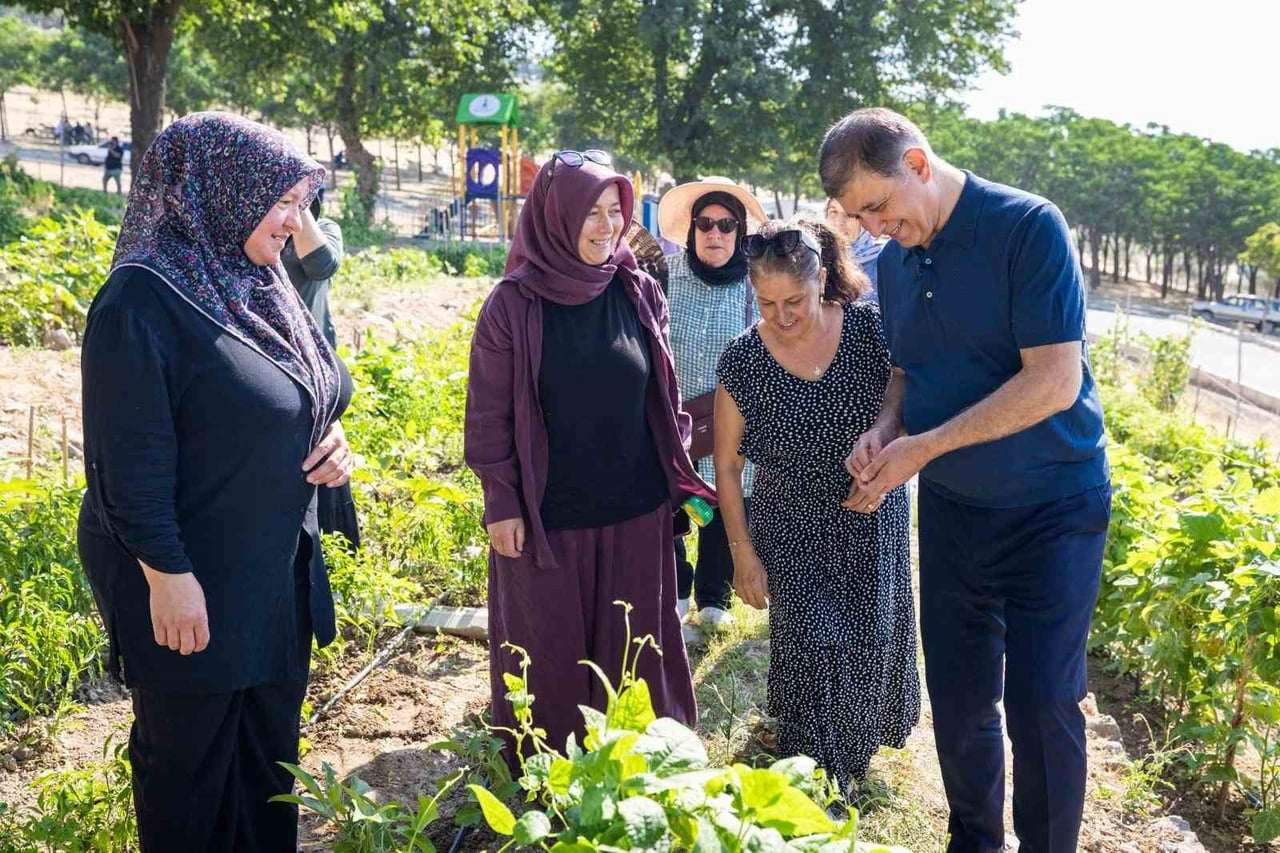 KADINLARLA SOHBET EDEN BAŞKAN TUGAY, DAHA SONRA BİRLİKTE HASAT YAPARAK ÜRETİMİN MUTLULUĞUNU...