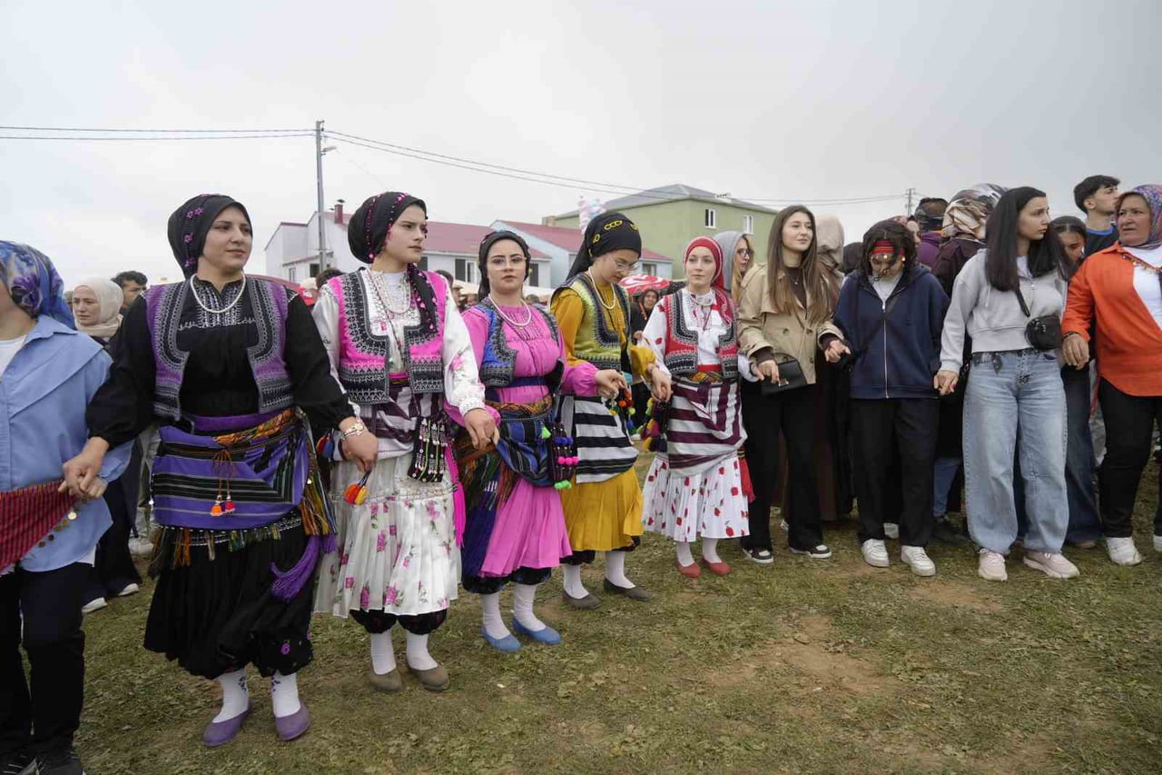 KADIRGA YAYLASI'NDAKİ KADİM GELENEK OTÇU ŞENLİĞİ, BU YIL DA BİNLERCE KİŞİNİN KATILIMIYLA...