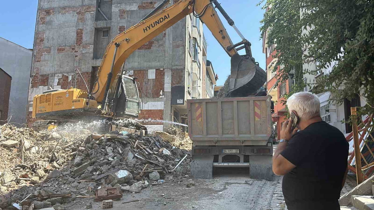 KAĞITHANE'DE 4 KATLI BİR BİNANIN YIKIMI SIRASINDA İDDİAYA GÖRE YETERLİ GÜVENLİK ÖNLEMİ ALINMAMASI...