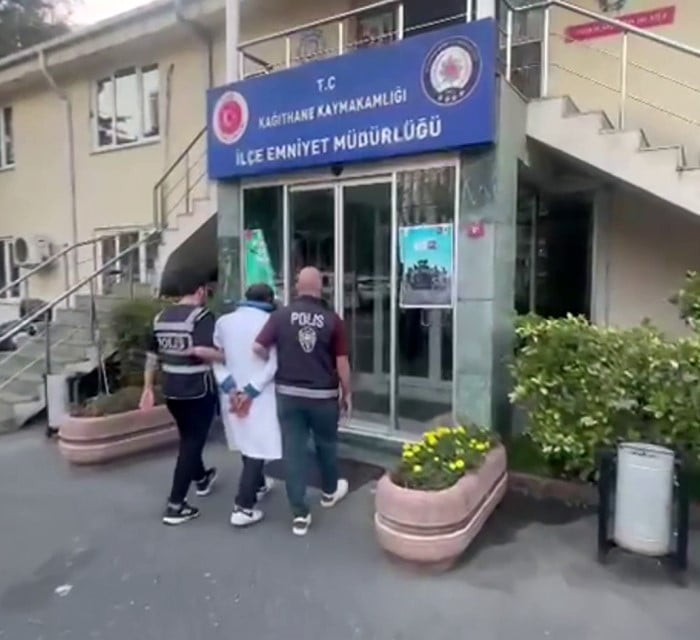 KAĞITHANE'DE BİR İŞ YERİNİN ÖNÜNDEKİ TÜRK BAYRAĞINI SÖKEREK YERE ATAN ŞÜPHELİ POLİS EKİPLERİNCE...