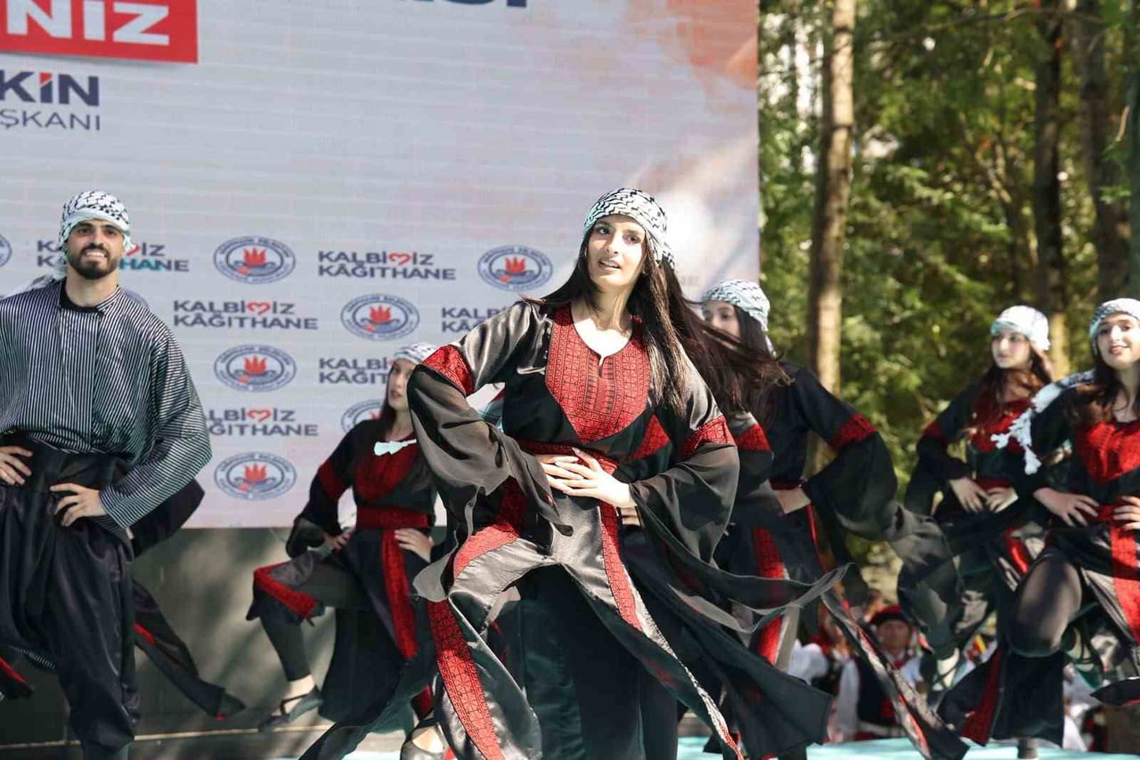 KAĞITHANE BELEDİYESİ, İLÇEDE İKİ BÜYÜK ORGANİZASYONA İMZA ATTI. GELENEKSEL SÜNNET ŞÖLENİ'NDE 950...