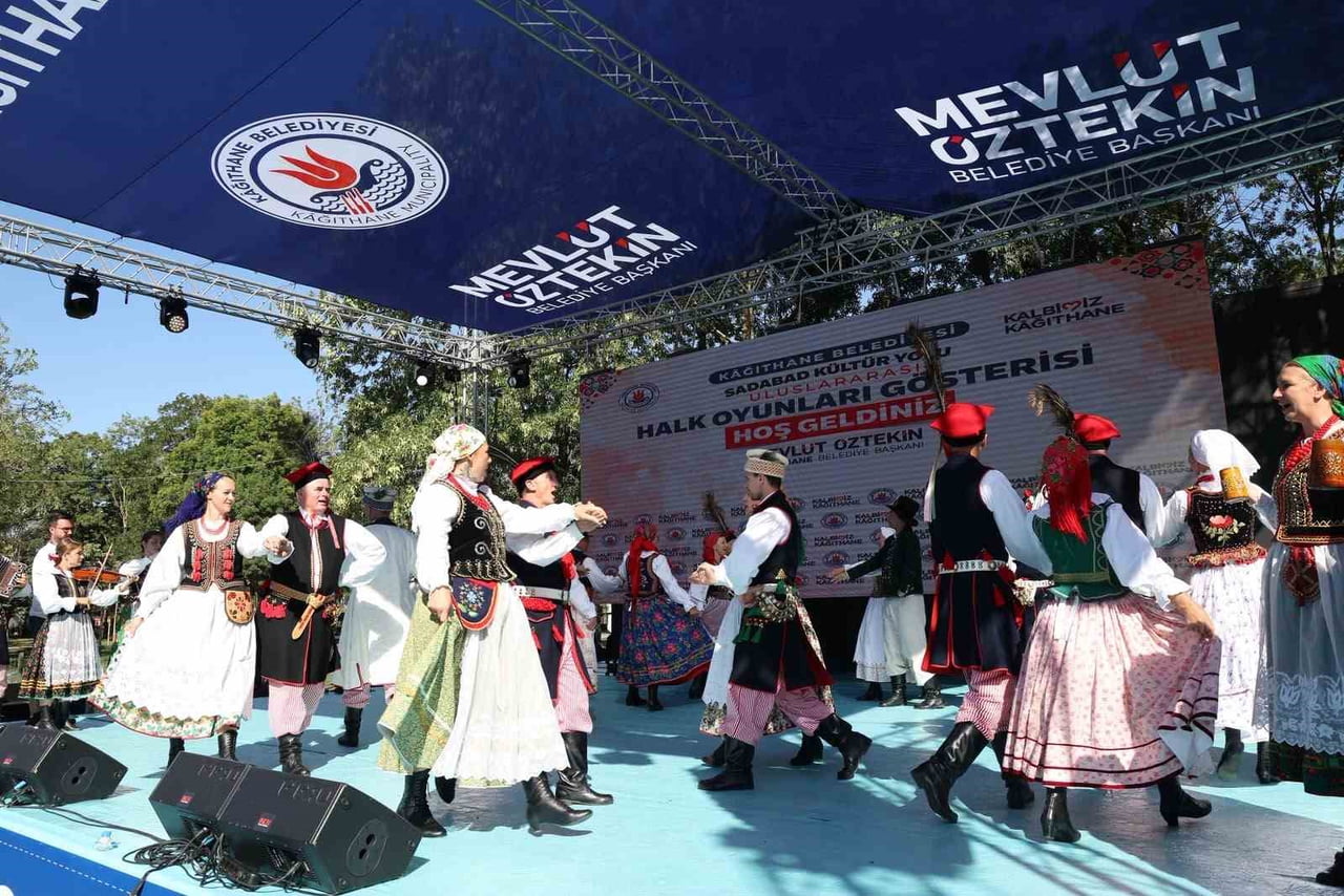 KAĞITHANE BELEDİYESİ, İLÇEDE İKİ BÜYÜK ORGANİZASYONA İMZA ATTI. GELENEKSEL SÜNNET ŞÖLENİ'NDE 950...