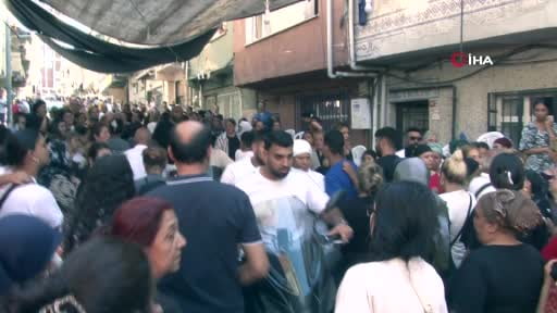 Kağıthane’de 3 çocuk annesi kadının cenazesi helallik için evinin önüne getirildi